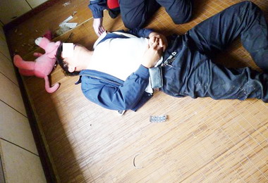 東和警所鬼門關前救回燒碳自殺男(圖)