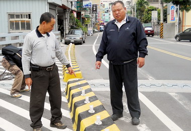 大里新興綠橋50個反光標誌遭人破壞殆盡(圖)