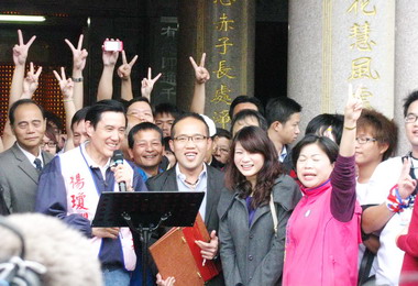 馬英九到潭子菜市場拜票(圖)