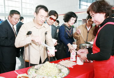 台中副市長徐中雄品嚐后里馬鈴薯(圖)