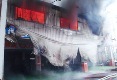 竹山火燒厝四間商家店面全毀(圖)