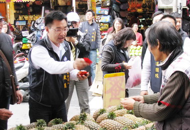 江啟臣與馬義雄兵送水果平安福(圖)