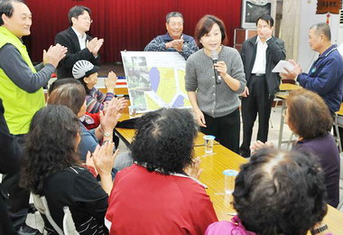 蘇治芬訪視東勢鄉老人會允諾蓋休閒中心(圖)