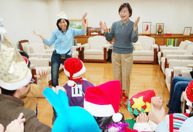 斗六早療中心小朋友提前歡度聖誕節(圖)