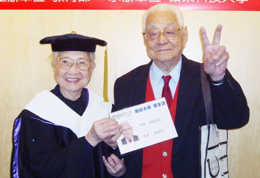 高齡98歲張夢辰快樂上樂齡大學(圖)
