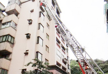 基隆發現虎頭蜂巢消防局派雲梯車摘蜂巢(圖)