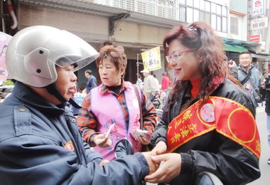 台中立委候選人車淑娟掃街遇民眾求援(圖)