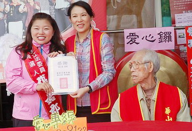 愛心天使立委張嘉郡募年菜(圖)