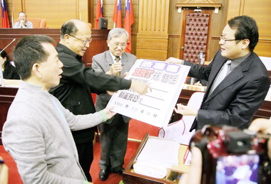 胡志強與林良泰簽名掛保證BRT能成功(圖)