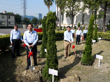 唐榮新氣象  董事長鍾自強植樹提倡綠能(圖)