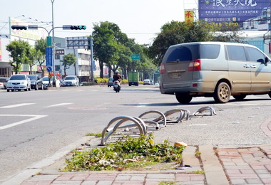 台中大雅中清路自行車架遭毀損(圖)