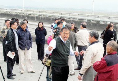 縣府會勘集鹿大橋研擬是否讓砂石車通行(圖)