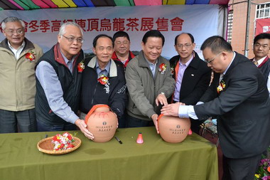 封存百年老茶紀念(圖)