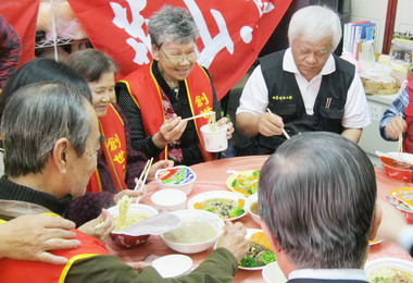 中華電信送年菜讓獨居老人過好年(圖)