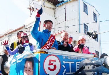 吳伯雄陪同立委候選人江啟臣東勢山城掃街(圖)