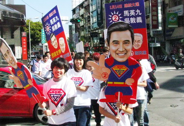 台中國民黨青年手舉超人牌拜票(圖)