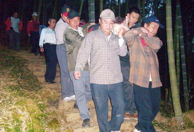 斗南分局助救護傷患(圖)