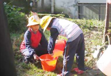 魚池嬤獨守土角厝共和國小師生溫馨援助(圖)