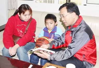 蔡炳坤探視中正國小巴基斯坦學生(圖)
