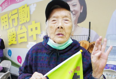 高齡阿嬤寒風送飲料支持林佳龍(圖)
