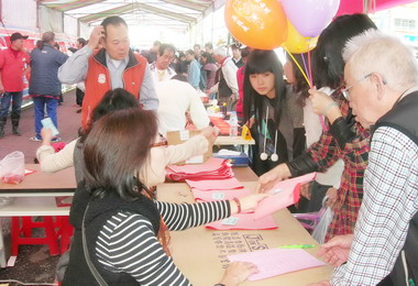 水里辦101名師現場揮毫民眾絡繹不絕(圖)