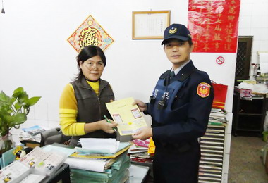 斗六警落實反賄選所長丁聰編挨家宣導(圖)