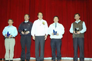 台灣中油榮獲100年高雄空氣污染防治成效(圖)