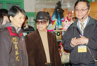 馬英九爭連任周美青展開拜票活動(圖)