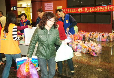 水里辦春節物資發放暨義剪活動(圖)