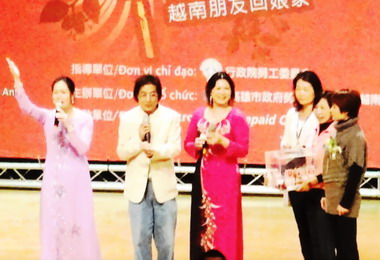 勞工局與越籍朋友提前歡度新年(圖)