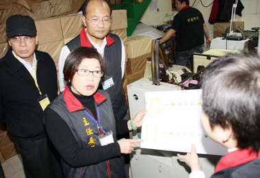 新竹縣選委會主委徐柑妹視察選票印製情形(圖)