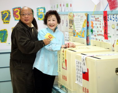 台中胡市長與夫人投下神聖一票(圖)