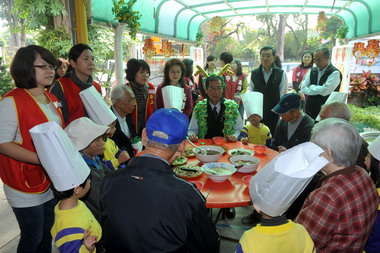 小小廚神年菜獻福   吉祥龍伴獨老圍爐(圖)