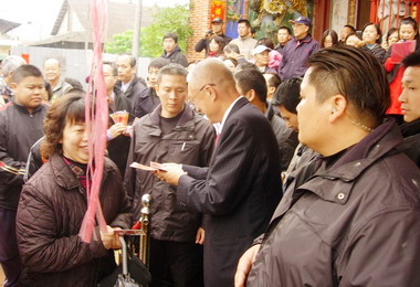 吳敦義至竹山媽祖廟連興宮拜拜兼發紅包(圖)