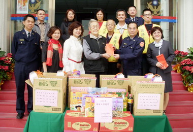 竹山警分局春節前夕結合志工關懷弱勢(圖)