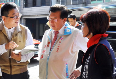 邱鏡淳視察竹東居民飲用水品質(圖)