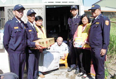 府西派出所所長楊振延寒冬送溫情獲好評(圖)