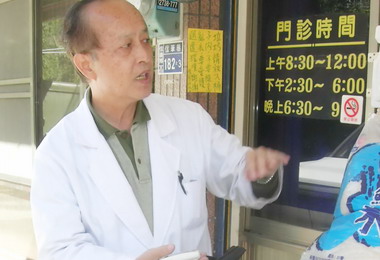 信義楊診所院長楊茂銀結合善心人士送暖(圖)