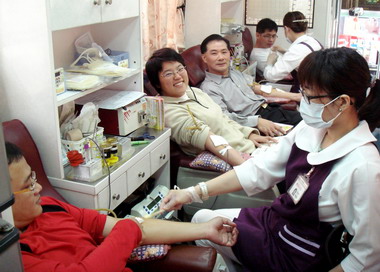 寒冬送暖高雄關稅局舉辦捐血活動(圖)