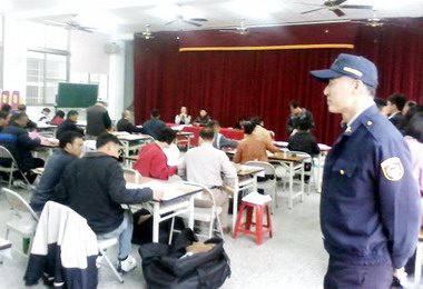 信義選務人員埋首清點選票(圖)