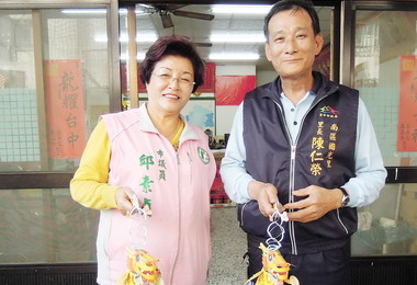 台中國光里辦提燈籠巡里祈福(圖)