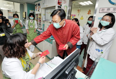 春節前夕卓伯源探視住院病童(圖)