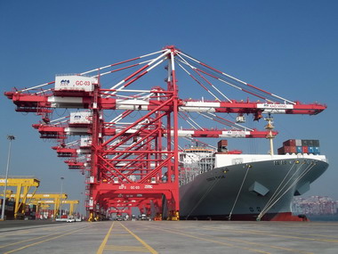 高明貨櫃碼頭高效完成全臺首艘13,000TEU(圖)