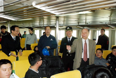 高港局局長登輪  向台華輪返鄉旅客賀節(圖)