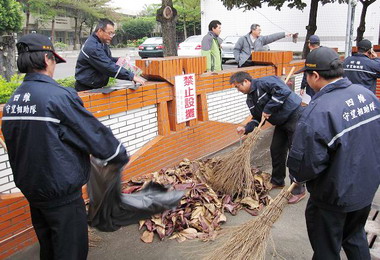 年關將近斗南分局助社區環境清潔(圖)