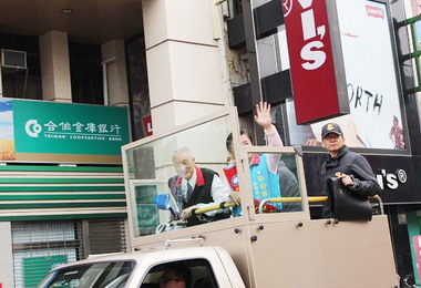 吳敦義到雲林由許舒博張嘉郡陪同拜票(圖)