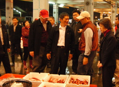 高市副市長巡視前鎮魚市場關心魚貨情形(圖)