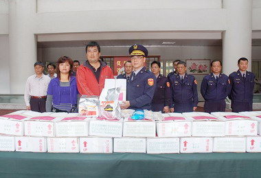 斗南分局春節前夕寒冬送暖關懷弱勢(圖)