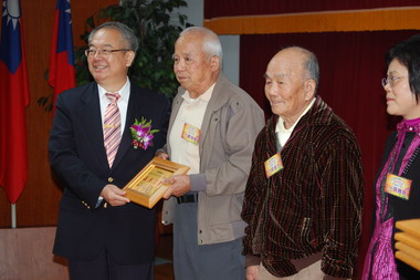 大里區各界歡度農民節表彰模範農民118人(圖)