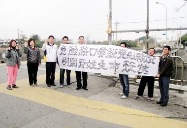 台中議員與民眾抗議紅綠燈只設一邊(圖)